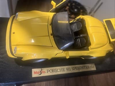 Maisto "Special Edition" 1:18 Di-cast Yellow 1989 Porsche 911 Speedster - Thumbnail 2