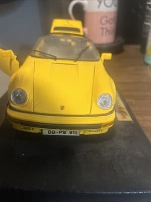 Maisto "Special Edition" 1:18 Di-cast Yellow 1989 Porsche 911 Speedster - Thumbnail 4