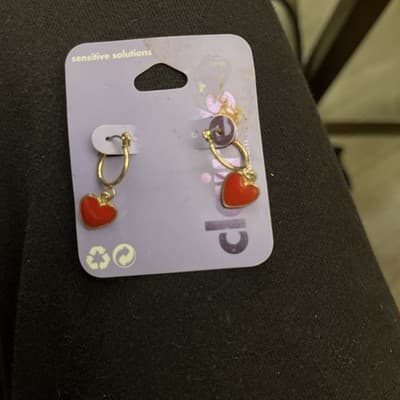 Claire’s Small Gold Tone Accent With ❤️ Dangle Sensitive Solutions - Image 1