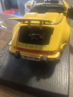 Maisto "Special Edition" 1:18 Di-cast Yellow 1989 Porsche 911 Speedster - Thumbnail 3