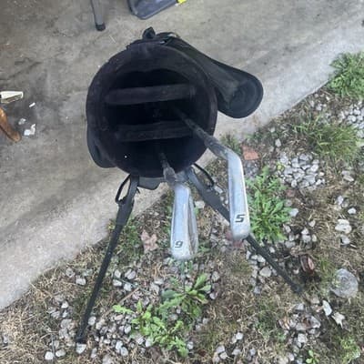 Nike Jr. Golf Youth Kids Bag With Shoulder Strap Fold Out Stand Legs - Thumbnail 2