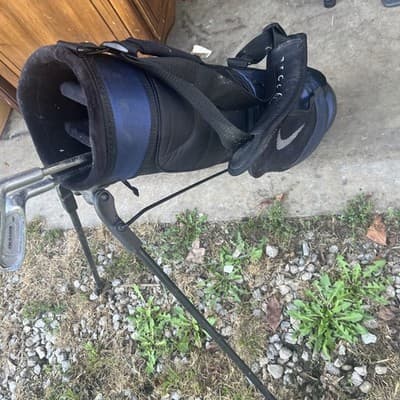 Nike Jr. Golf Youth Kids Bag With Shoulder Strap Fold Out Stand Legs - Thumbnail 3