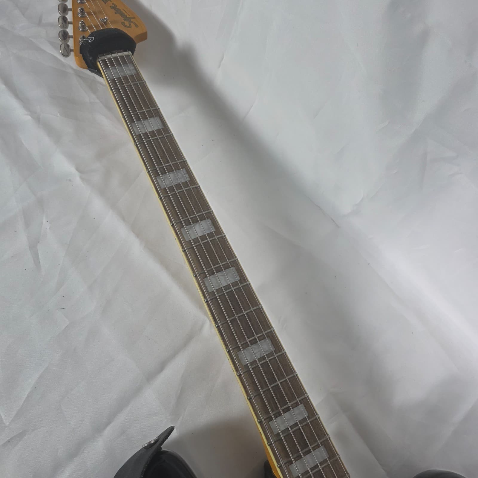 Squier by Fender Classic Vibe '60s Bass VI Gloss Black Poplar Tortoise Pickguard - Thumbnail 14