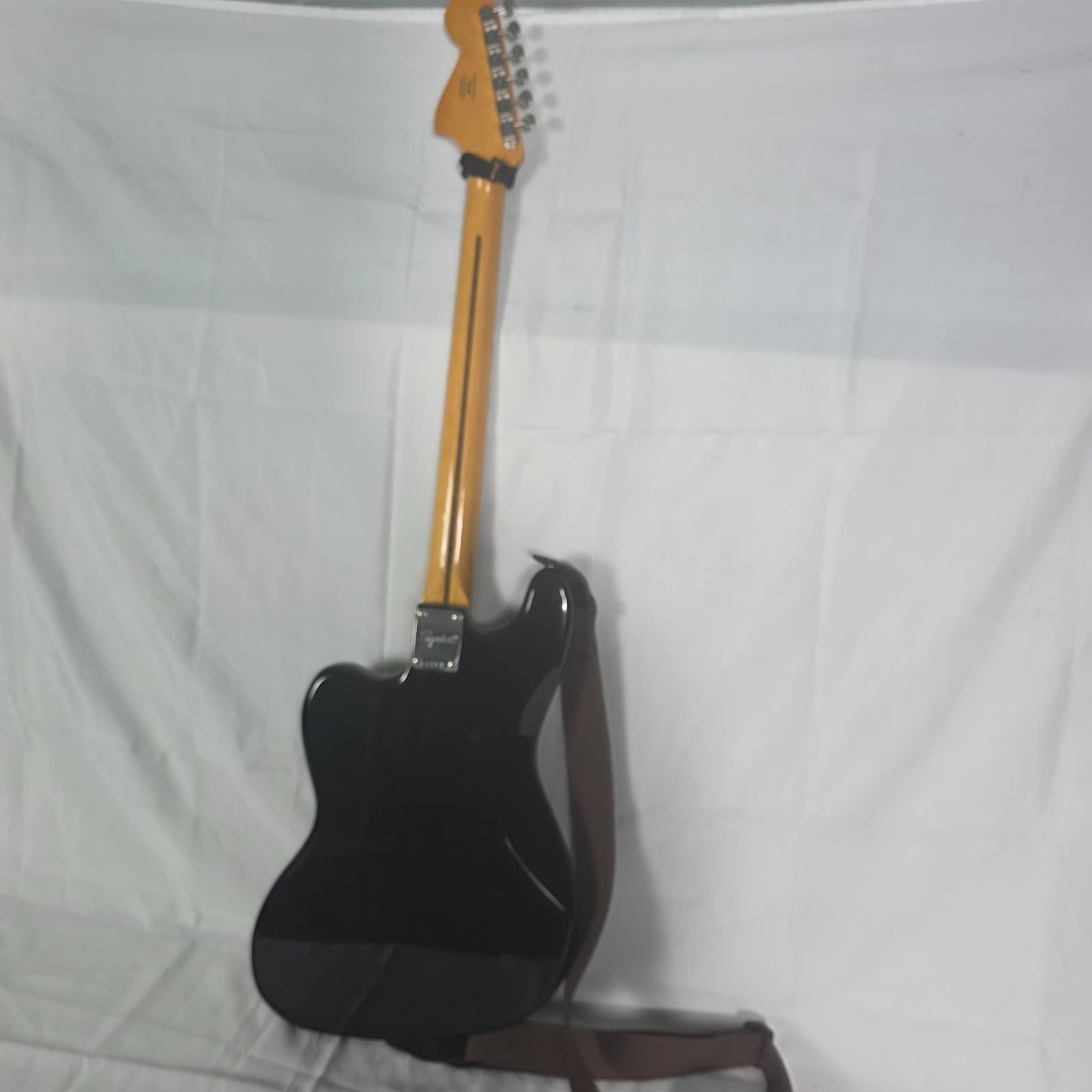 Squier by Fender Classic Vibe '60s Bass VI Gloss Black Poplar Tortoise Pickguard - Thumbnail 5