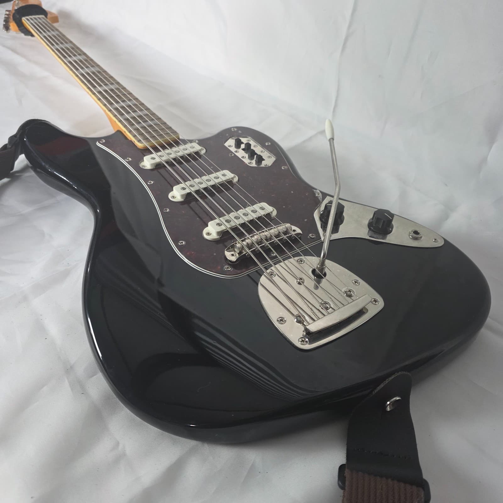 Squier by Fender Classic Vibe '60s Bass VI Gloss Black Poplar Tortoise Pickguard - Thumbnail 9