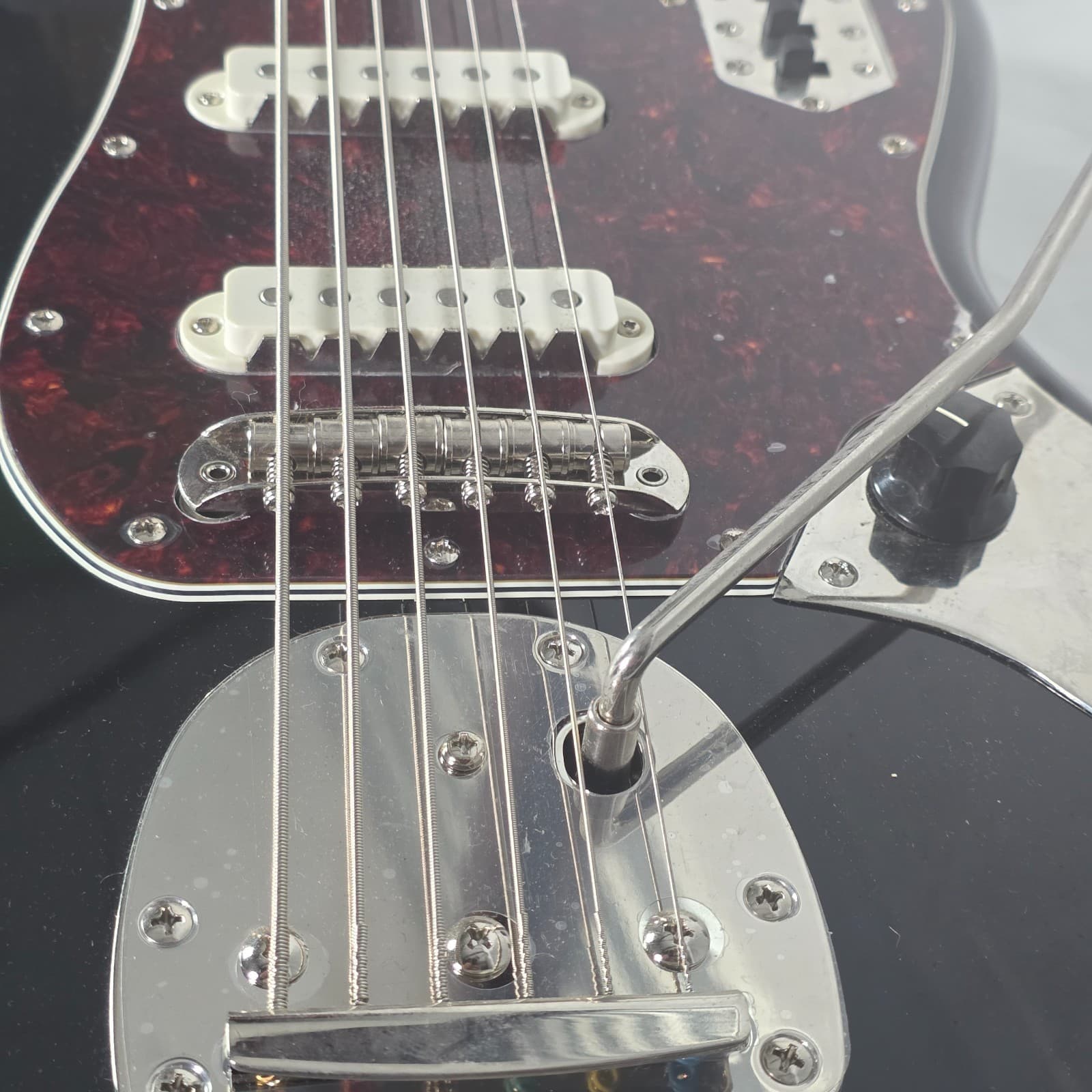 Squier by Fender Classic Vibe '60s Bass VI Gloss Black Poplar Tortoise Pickguard - Thumbnail 11