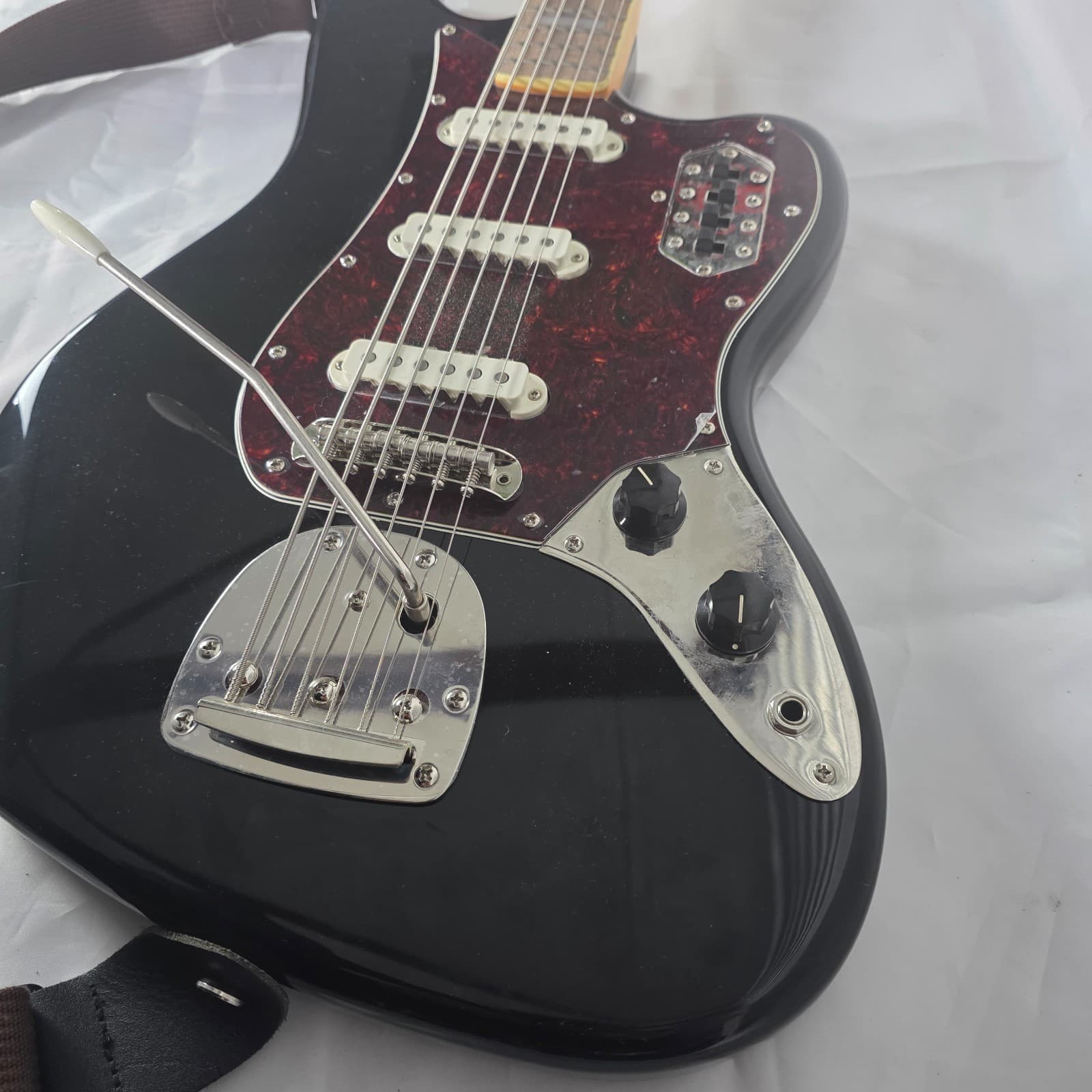 Squier by Fender Classic Vibe '60s Bass VI Gloss Black Poplar Tortoise Pickguard - Thumbnail 17