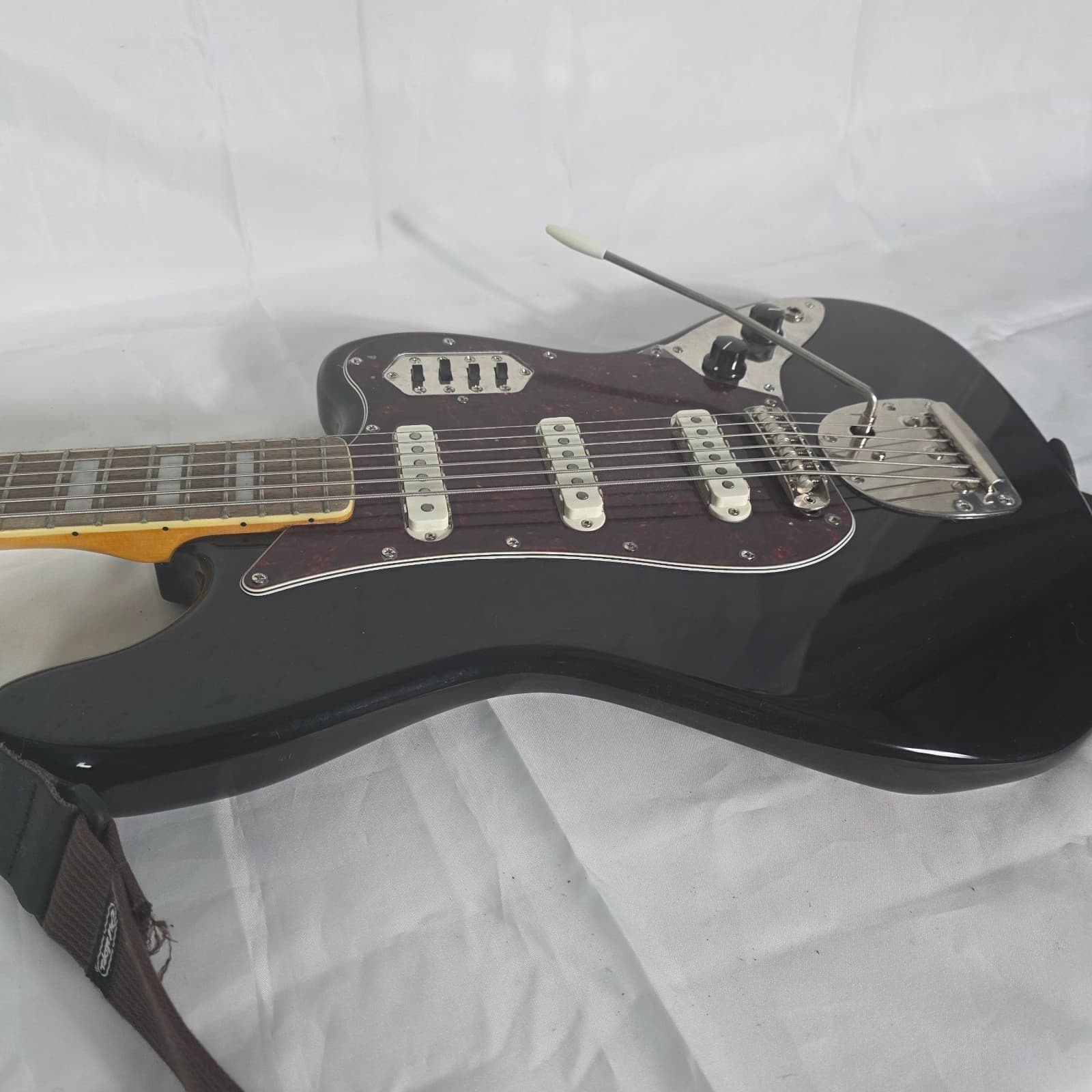 Squier by Fender Classic Vibe '60s Bass VI Gloss Black Poplar Tortoise Pickguard - Thumbnail 16