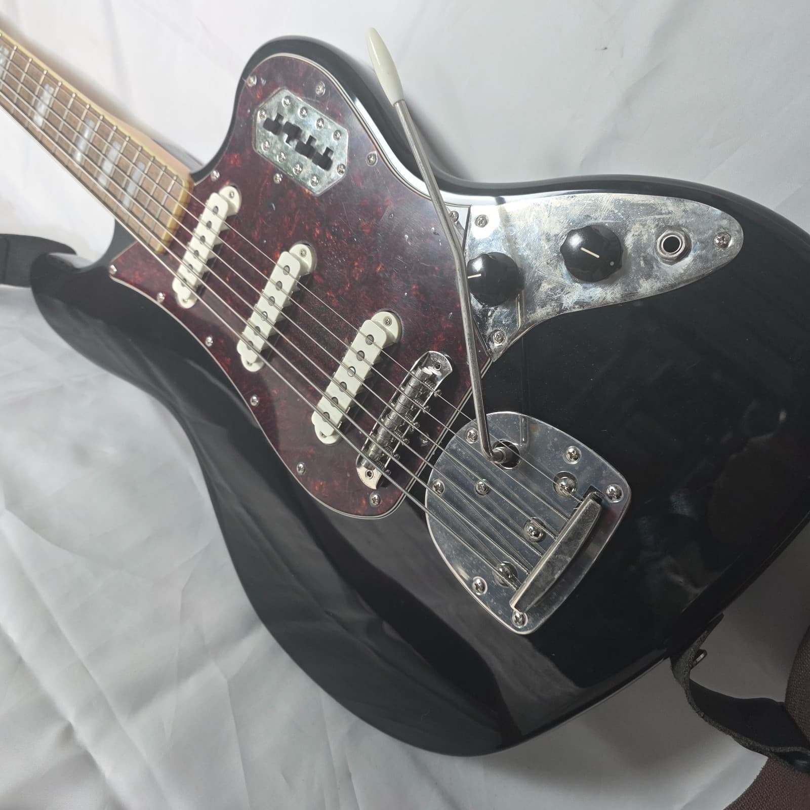 Squier by Fender Classic Vibe '60s Bass VI Gloss Black Poplar Tortoise Pickguard - Thumbnail 8