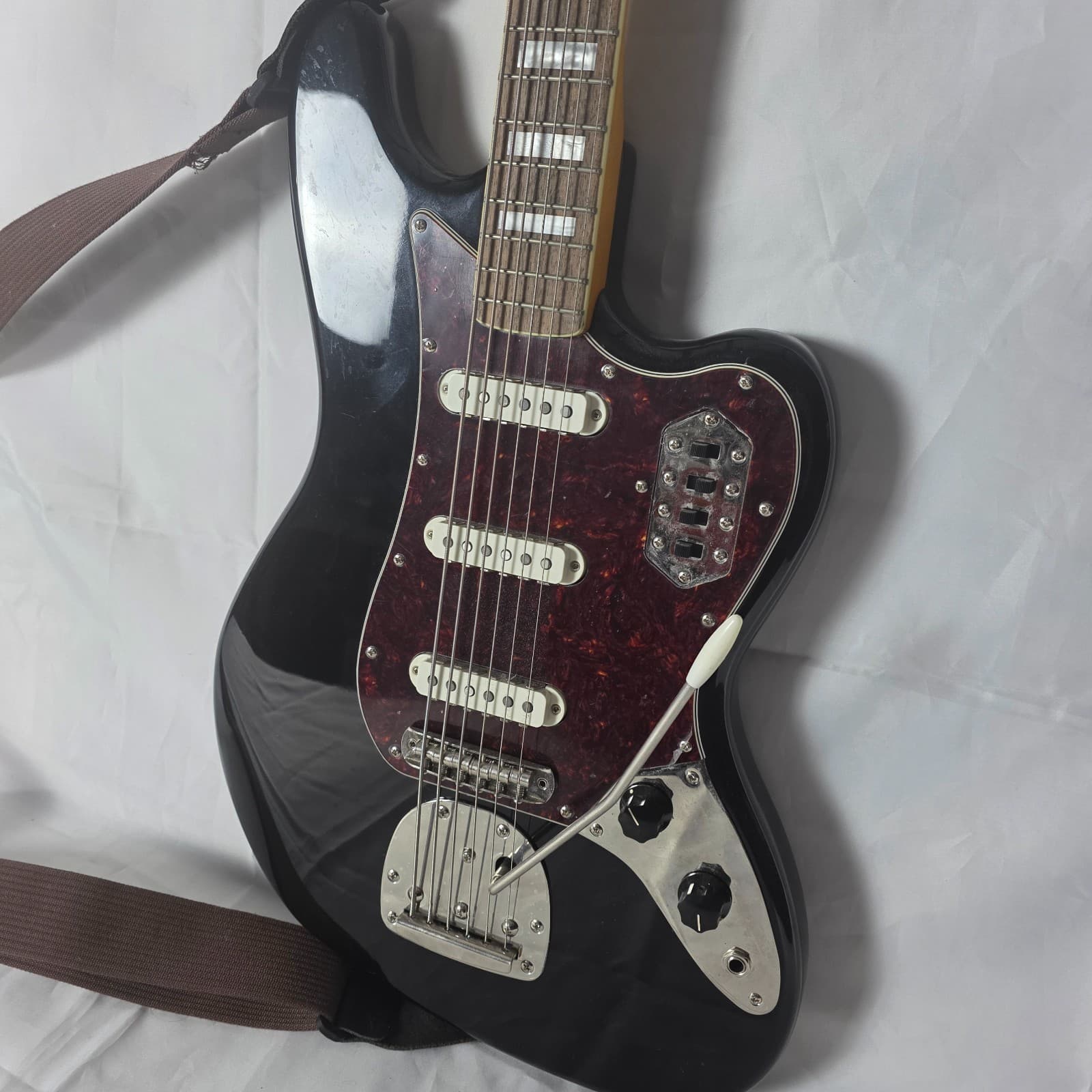 Squier by Fender Classic Vibe '60s Bass VI Gloss Black Poplar Tortoise Pickguard - Thumbnail 2