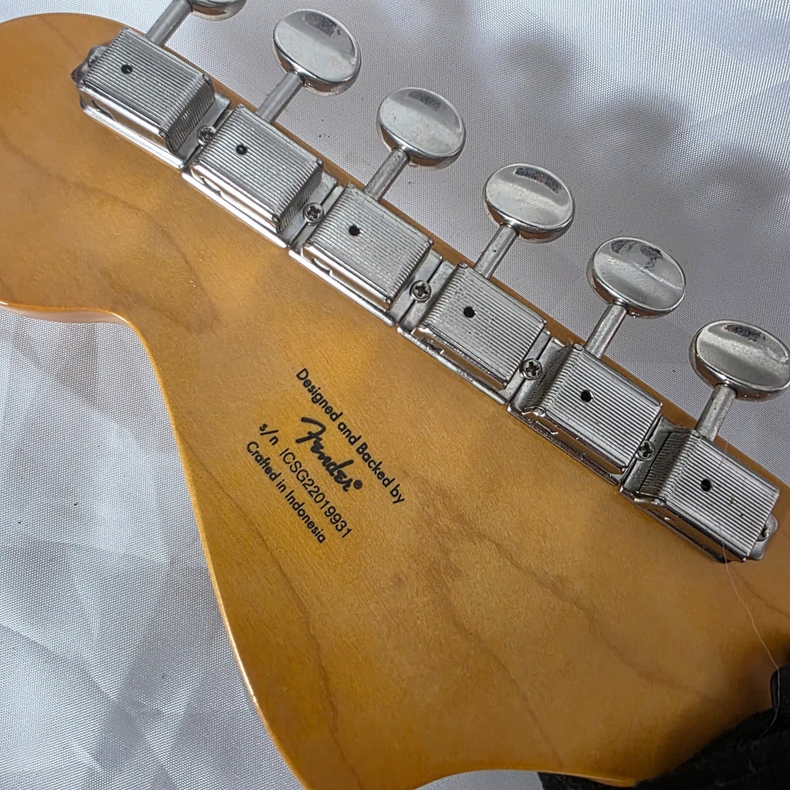 Squier by Fender Classic Vibe '60s Bass VI Gloss Black Poplar Tortoise Pickguard - Thumbnail 19