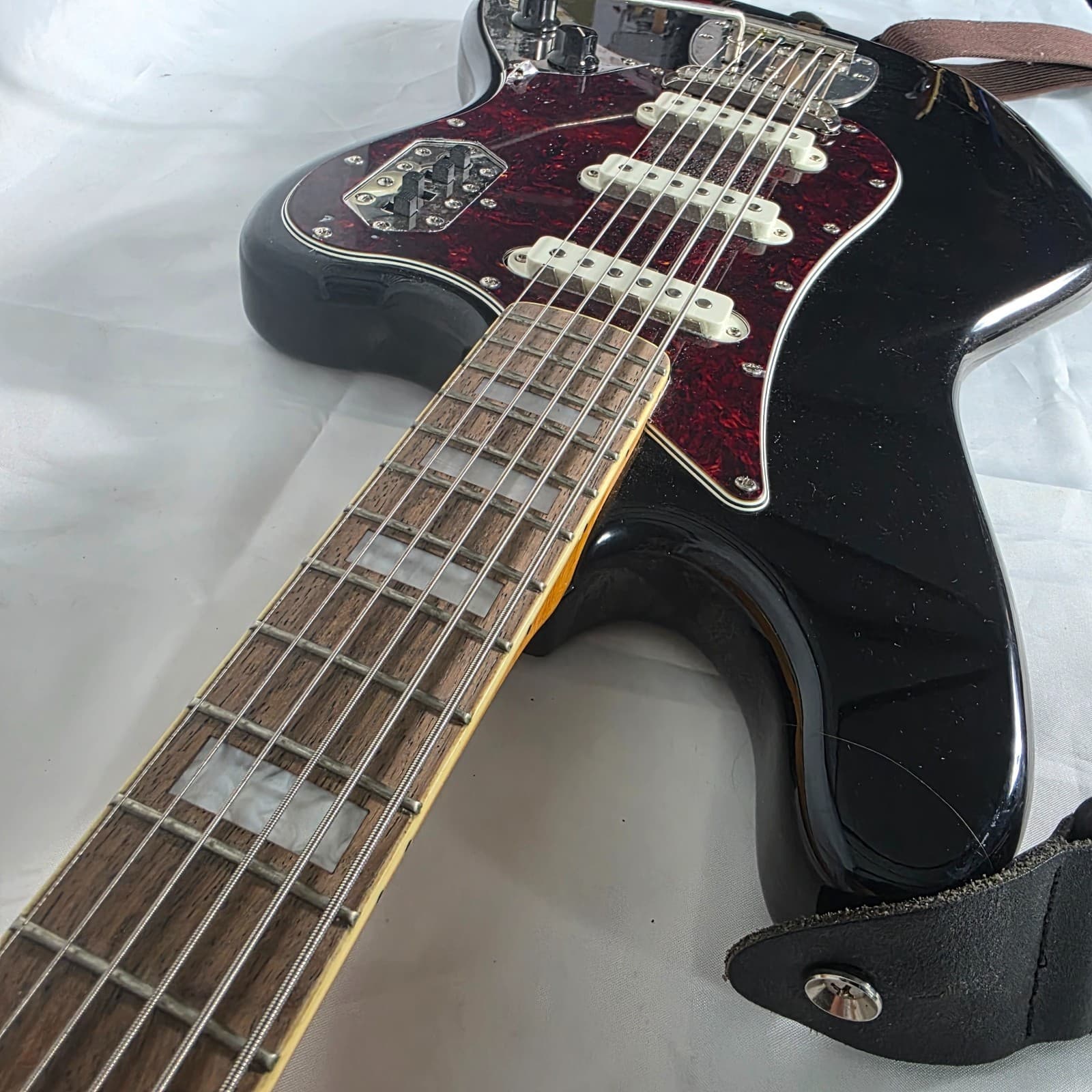 Squier by Fender Classic Vibe '60s Bass VI Gloss Black Poplar Tortoise Pickguard - Thumbnail 15