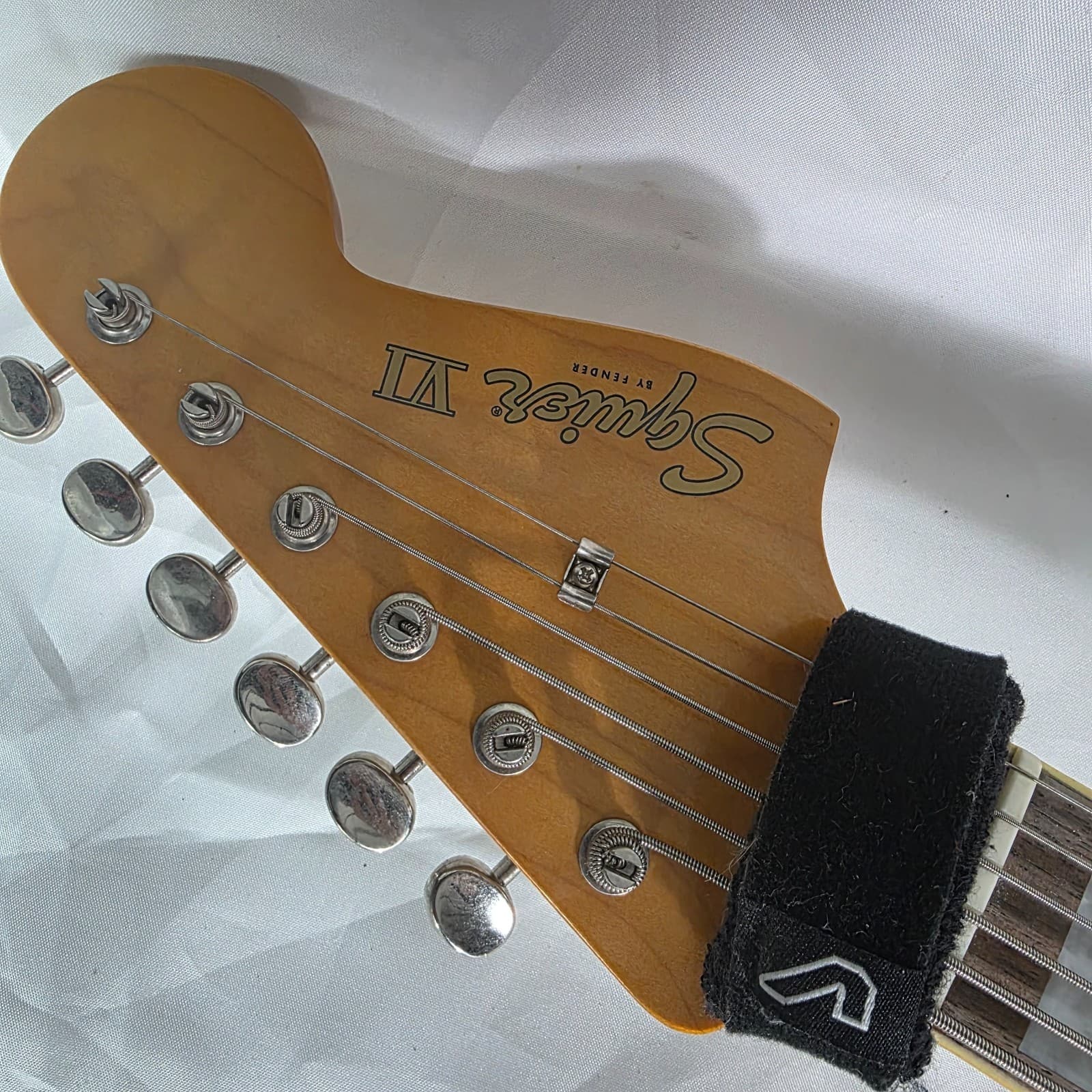 Squier by Fender Classic Vibe '60s Bass VI Gloss Black Poplar Tortoise Pickguard - Thumbnail 12