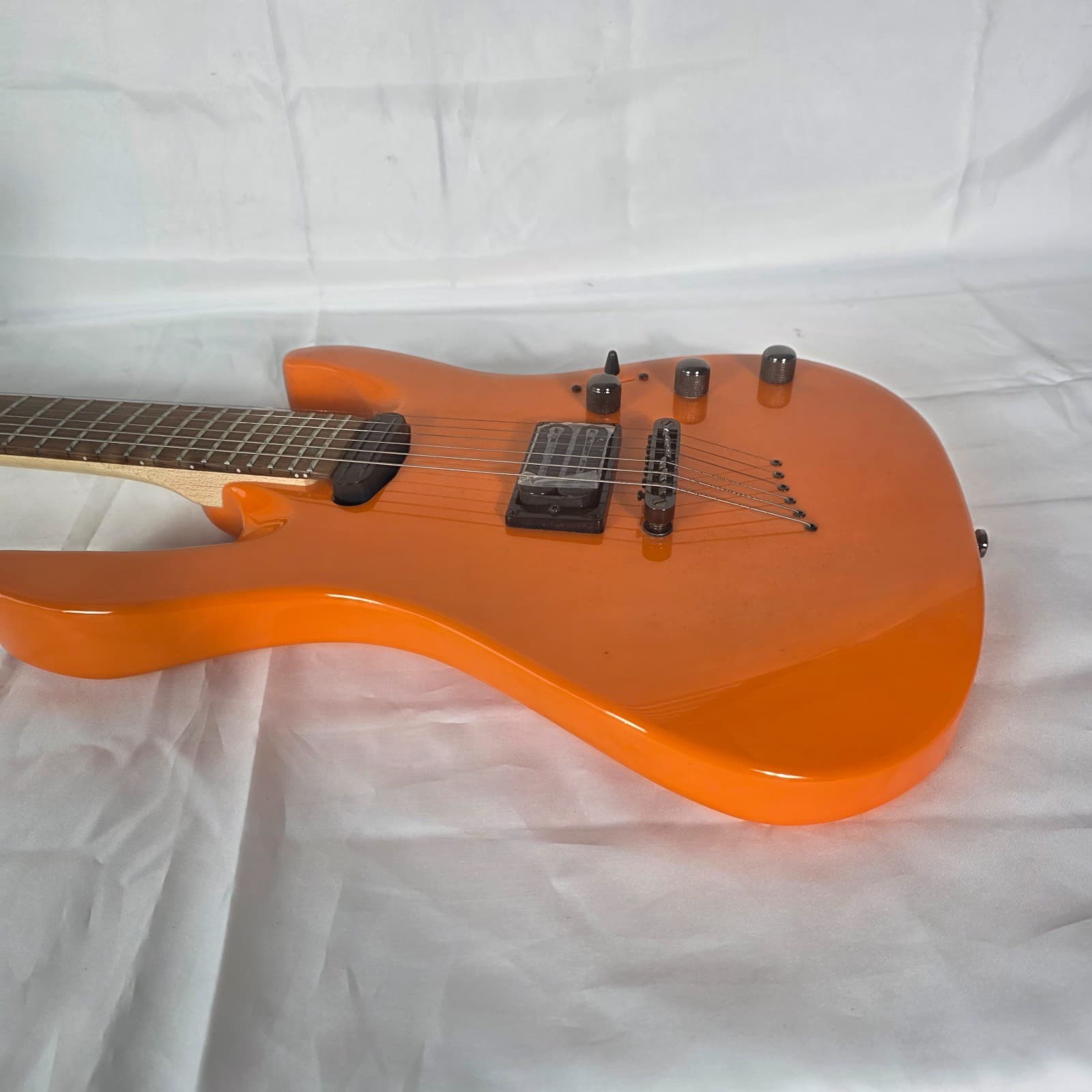 Mitchell MD200 Modern Series Double Cutaway Electric Guitar Orange H/S Pickups - Thumbnail 9