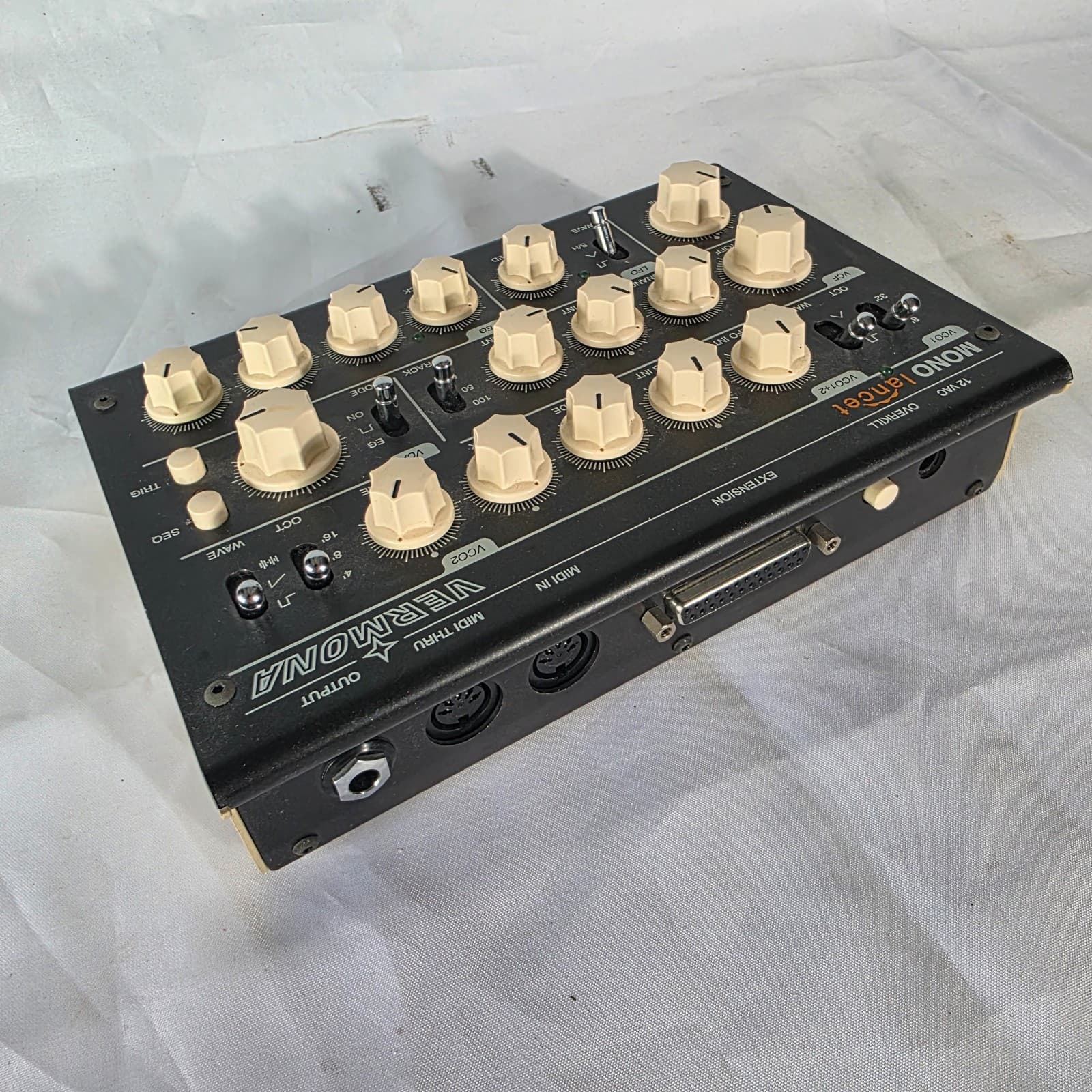 Vermona Mono Lancet Analog 24dB VCA Envelope Synthesizer Desktop Module - Black - Thumbnail 4