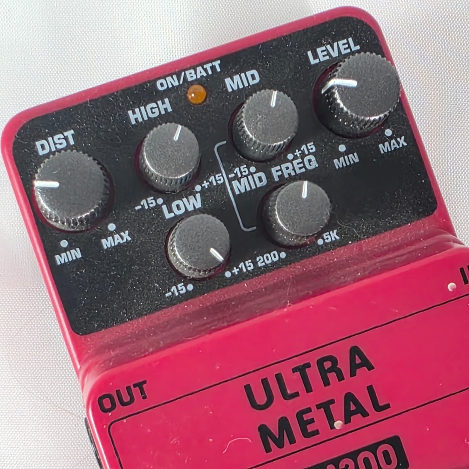 Behringer UM300 Ultra Metal High-Gain Distortion Guitar Effects Pedal - UM 300 - Thumbnail 4