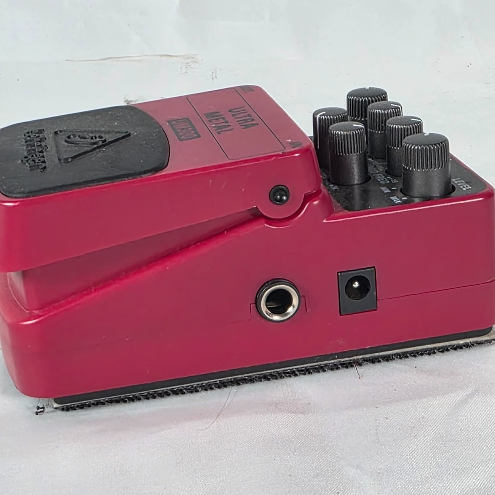 Behringer UM300 Ultra Metal High-Gain Distortion Guitar Effects Pedal - UM 300 - Thumbnail 5