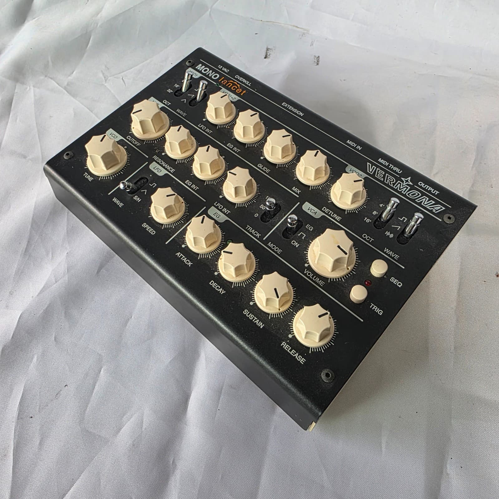 Vermona Mono Lancet Analog 24dB VCA Envelope Synthesizer Desktop Module - Black - Thumbnail 3