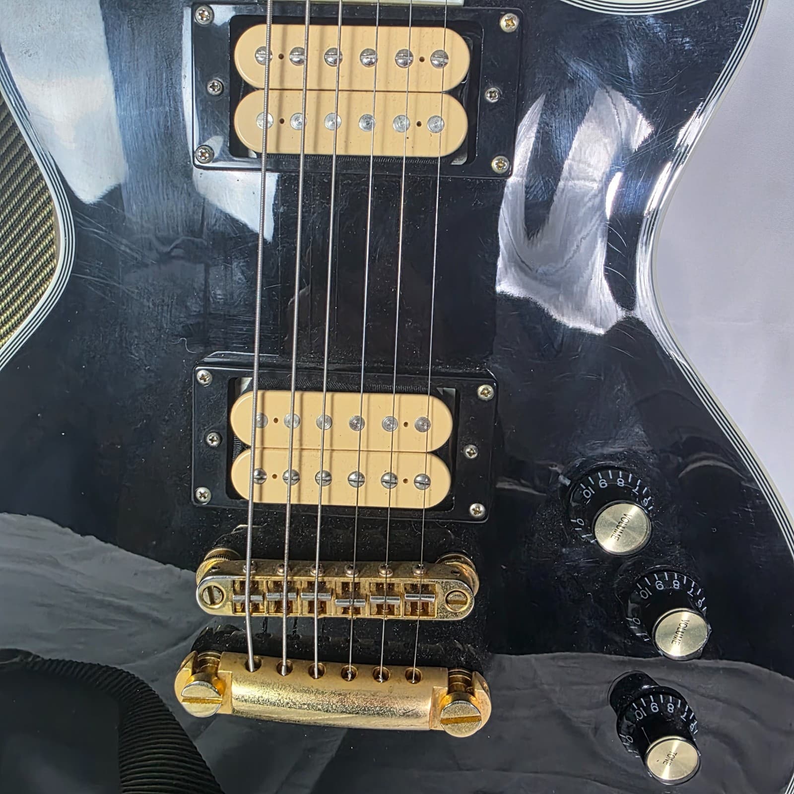 ESP LTD EC-1000T Deluxe Electric Guitar Gloss Black w/ Maple Fretboard Gold HW - Thumbnail 6