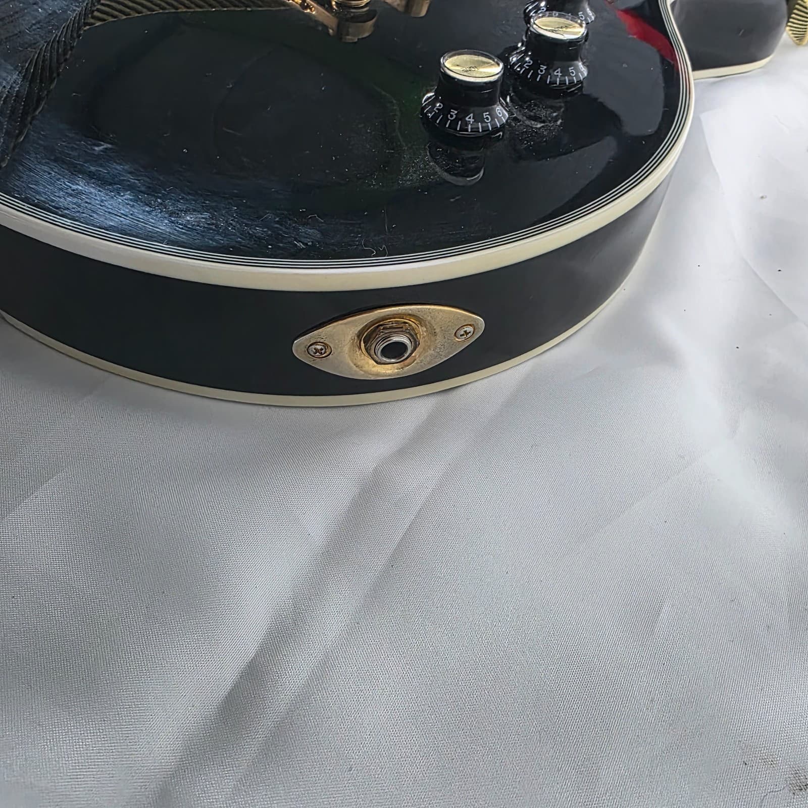 ESP LTD EC-1000T Deluxe Electric Guitar Gloss Black w/ Maple Fretboard Gold HW - Thumbnail 16