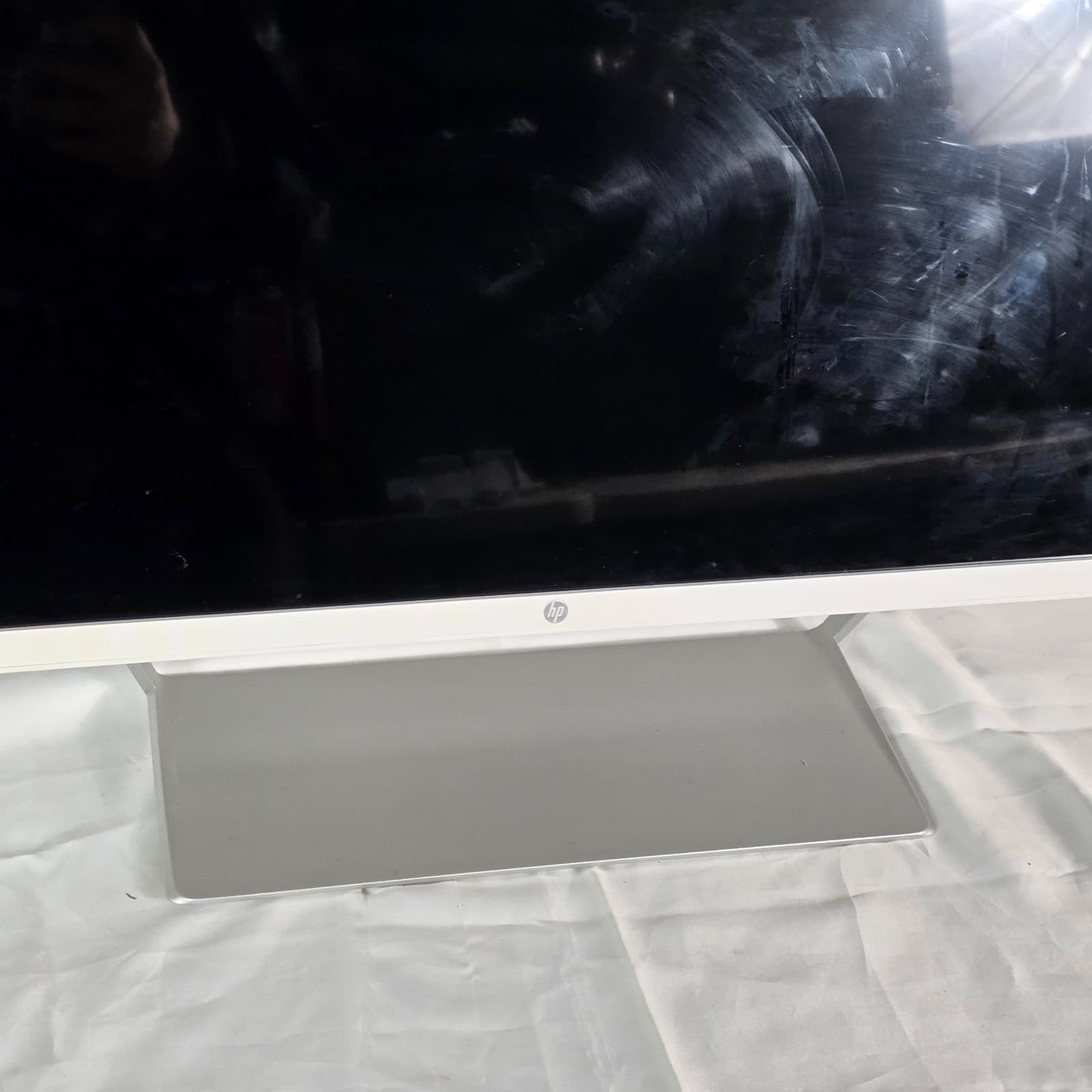 HP Spectre 32-inch Studio Display 4K Monitor w/ Built-in Speakers & Modern Stand - Thumbnail 3