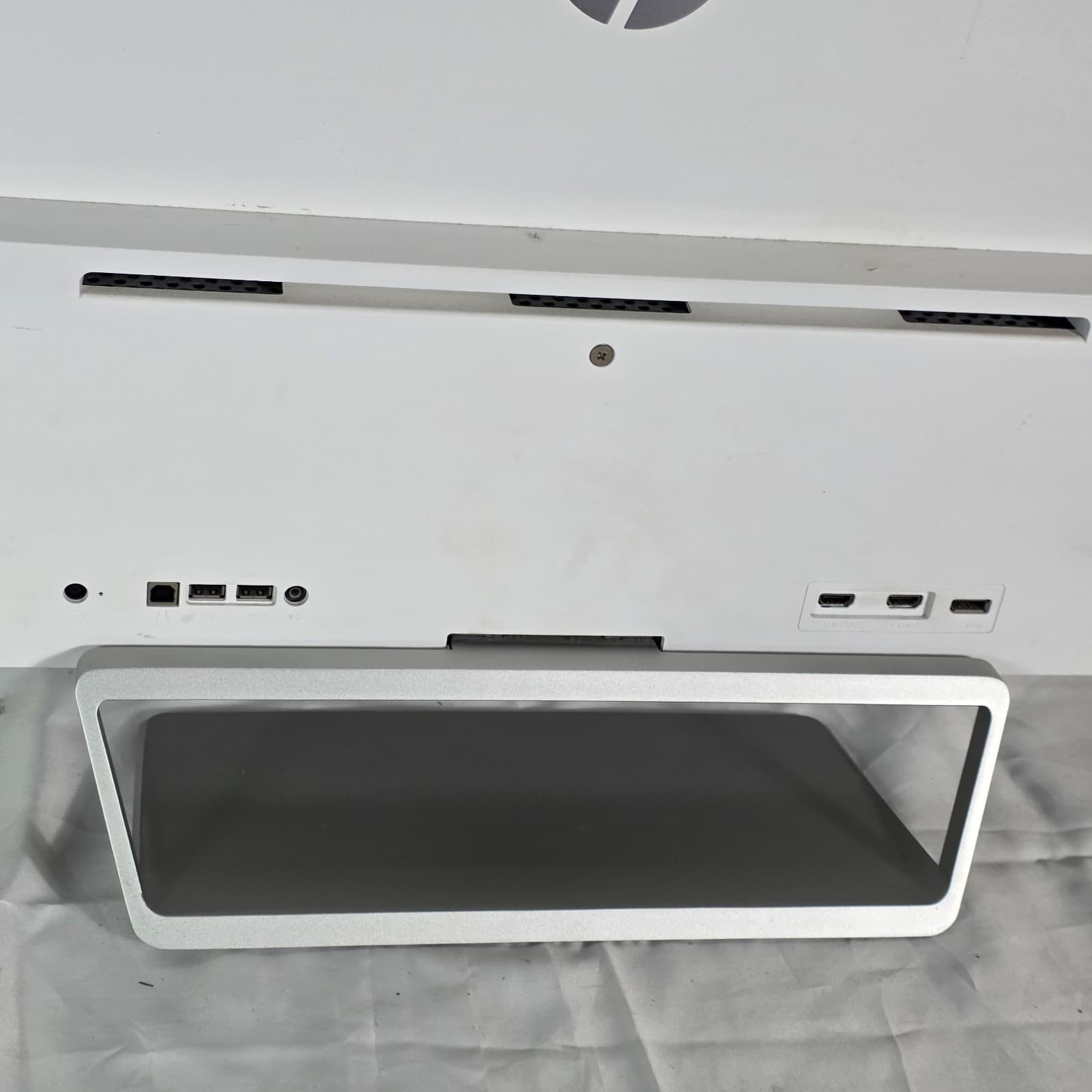 HP Spectre 32-inch Studio Display 4K Monitor w/ Built-in Speakers & Modern Stand - Thumbnail 6