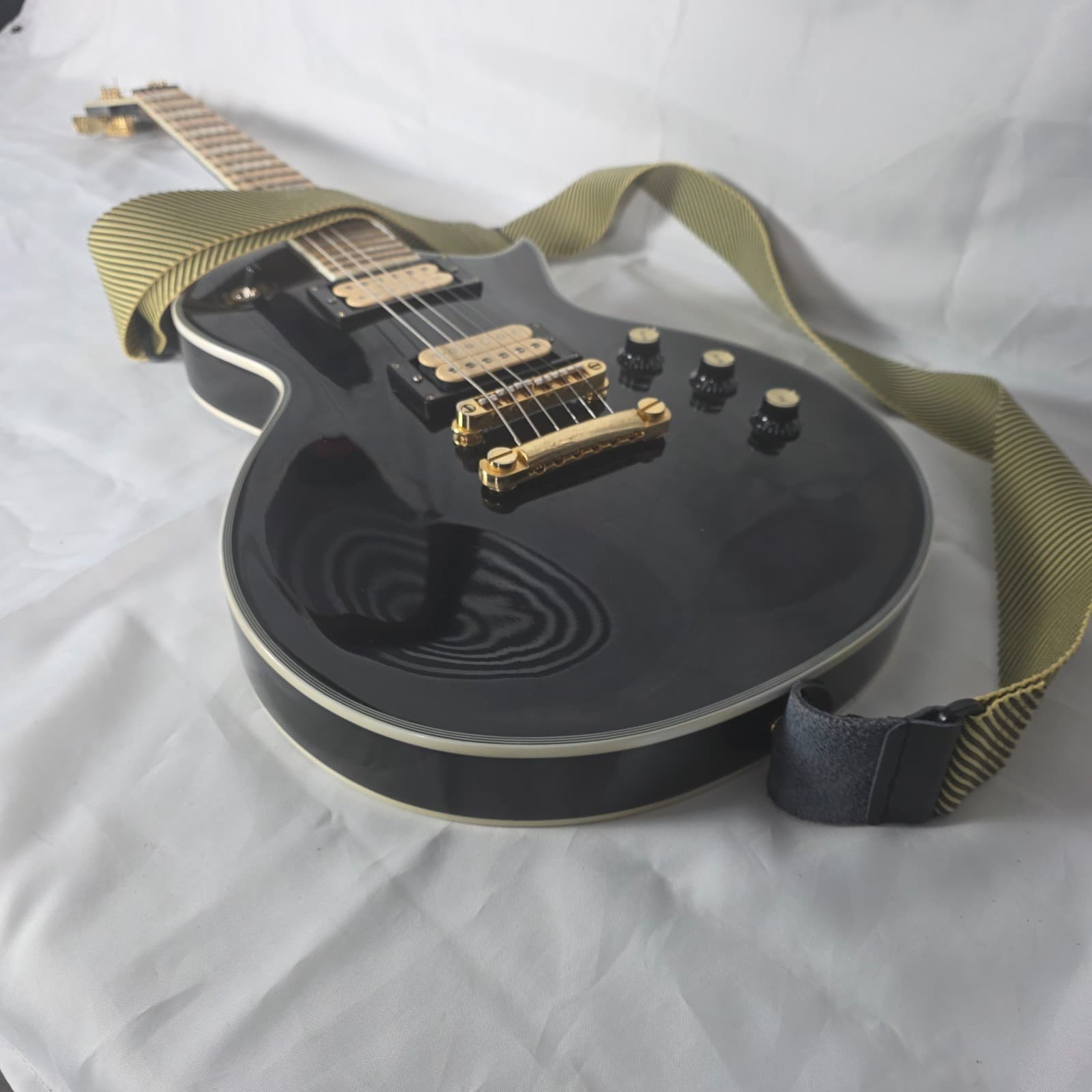 ESP LTD EC-1000T Deluxe Electric Guitar Gloss Black w/ Maple Fretboard Gold HW - Thumbnail 14