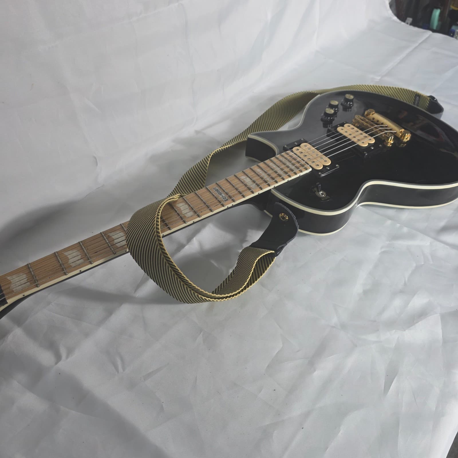 ESP LTD EC-1000T Deluxe Electric Guitar Gloss Black w/ Maple Fretboard Gold HW - Thumbnail 15