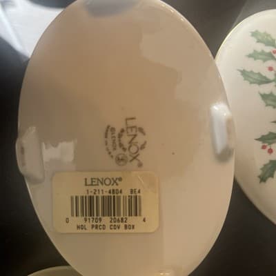 LENOX Holiday Holly Berry Pierced Trinket Box Christmas Porcelain Gold Trim - Thumbnail 4