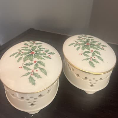 LENOX Holiday Holly Berry Pierced Trinket Box Christmas Porcelain Gold Trim - Thumbnail 2