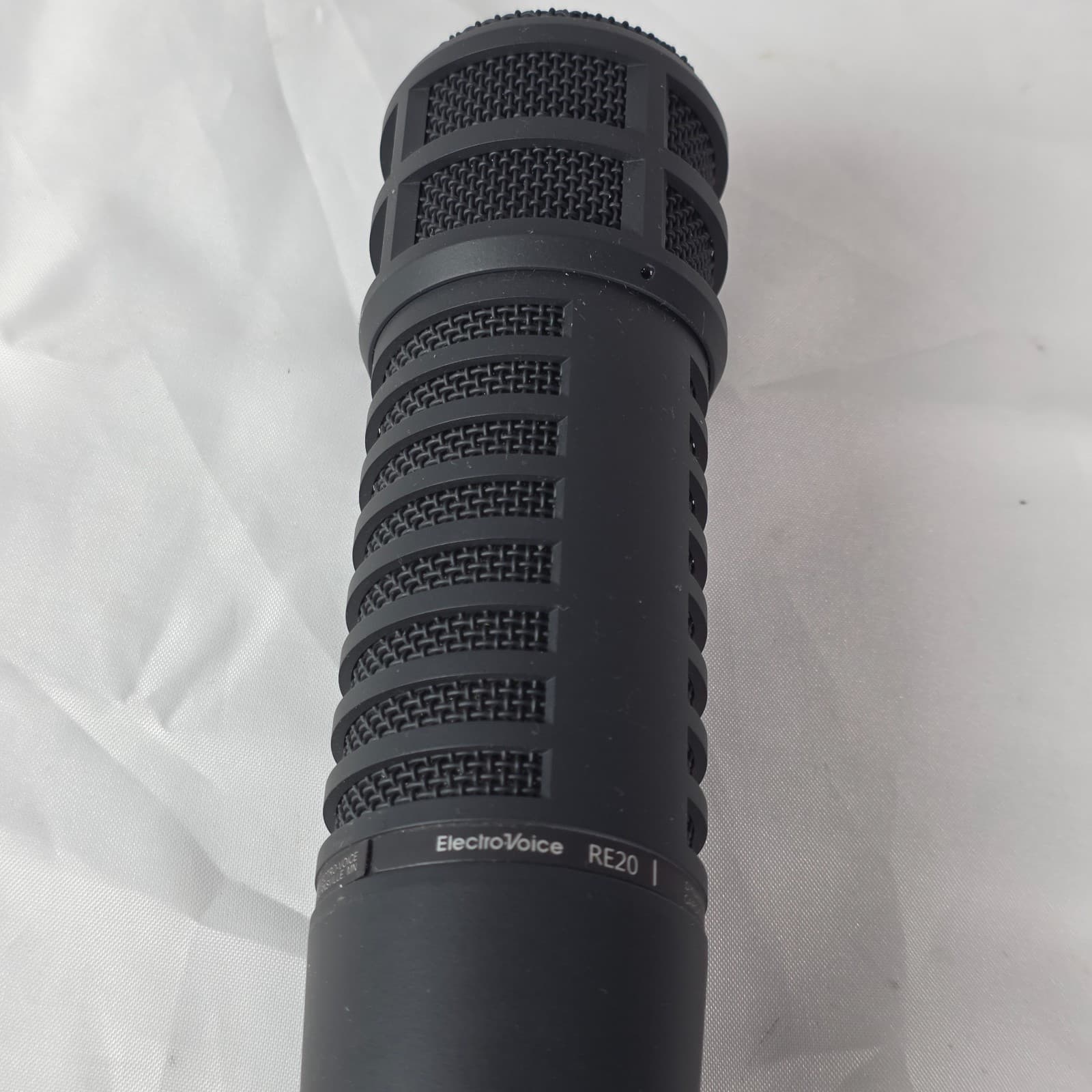 Electro-Voice RE20 Dynamic Cardioid Microphone Broadcast Mic with Variable-D - Thumbnail 4