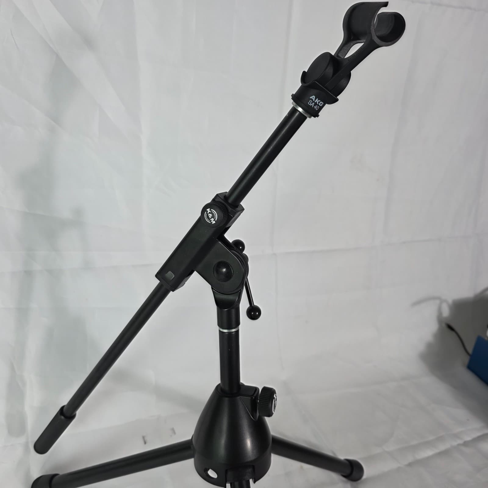 Set of 3 König & Meyer 25950 Black Low Profile Tripod Mic Stand with Boom Arm - Thumbnail 2
