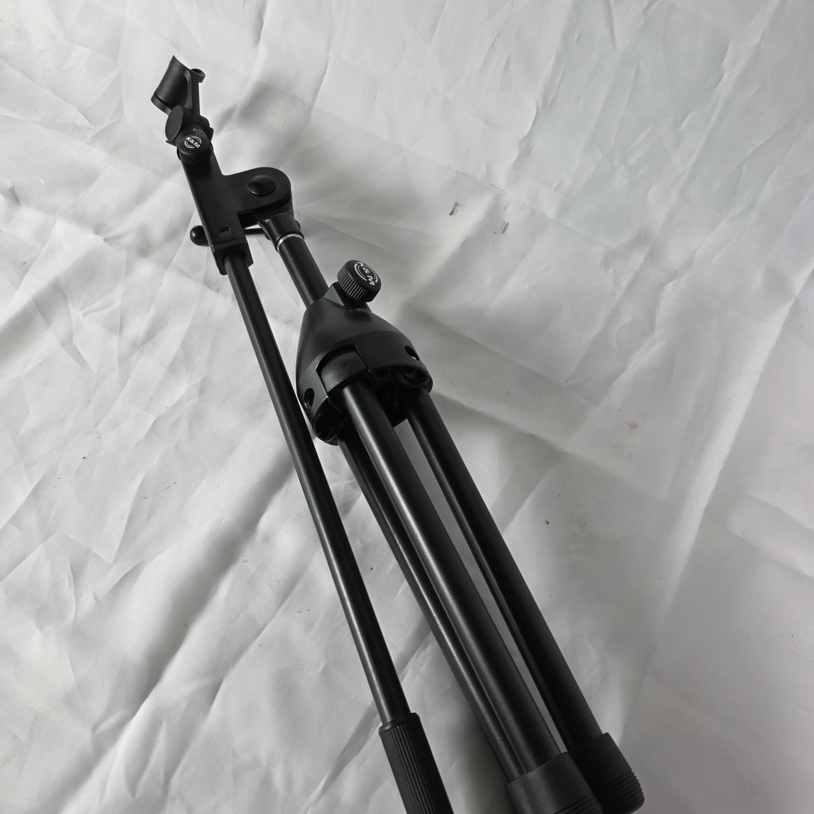Set of 3 König & Meyer 25950 Black Low Profile Tripod Mic Stand with Boom Arm - Thumbnail 7