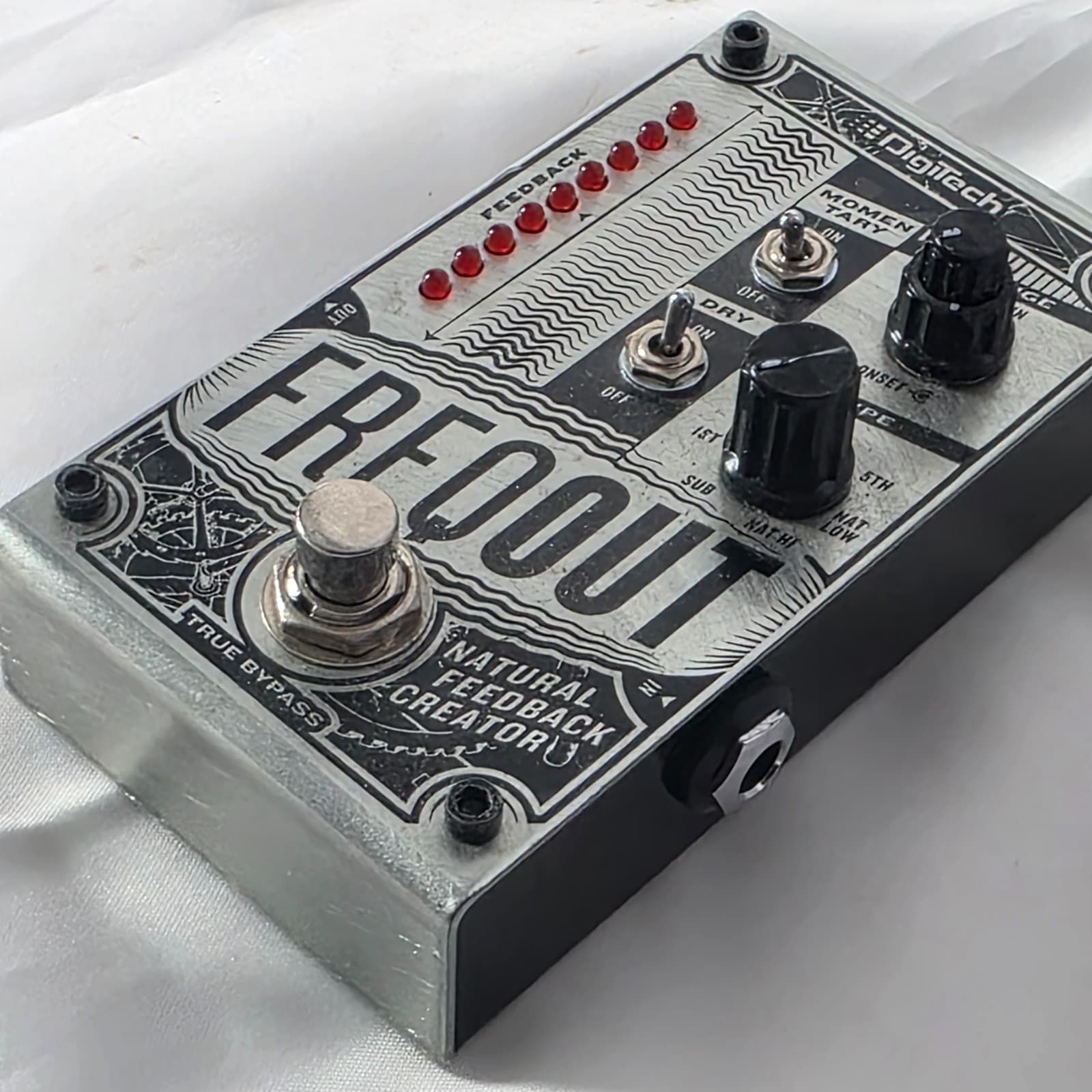 DigiTech FreqOut Natural Feedback Creator 9 Volts Guitar Effects Pedal - Silver - Thumbnail 3