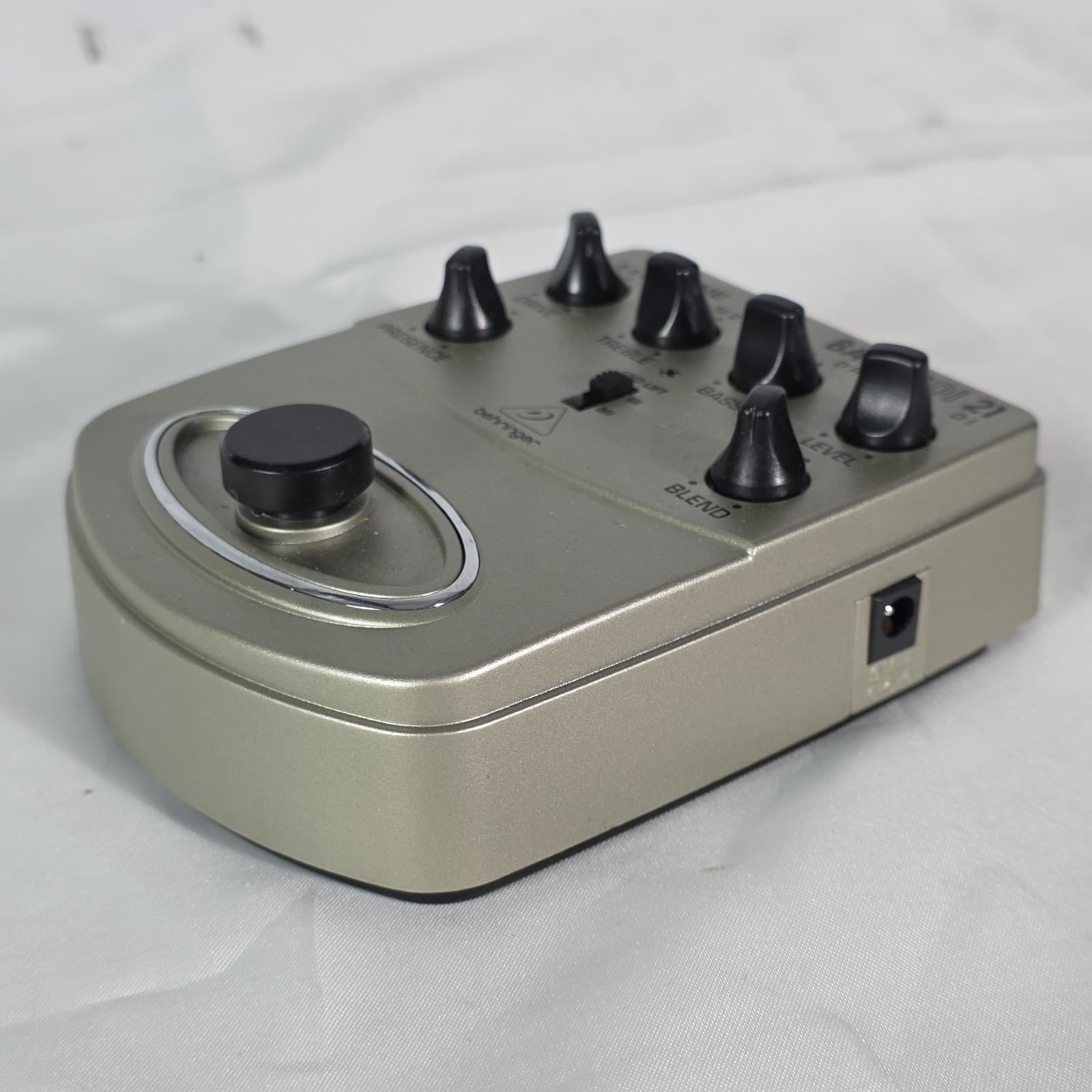 Behringer BDI21 V-Tone Bass Amp Analog 9 Watts Modeler Recording Driver DI Pedal - Thumbnail 6