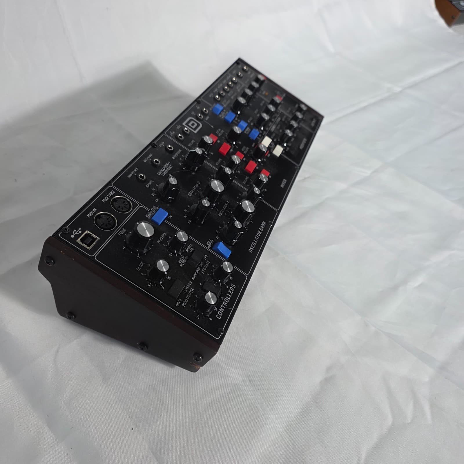 Behringer Model D Analog Desktop Synthesizer - 3-Oscillator Monophonic Synth - Thumbnail 10