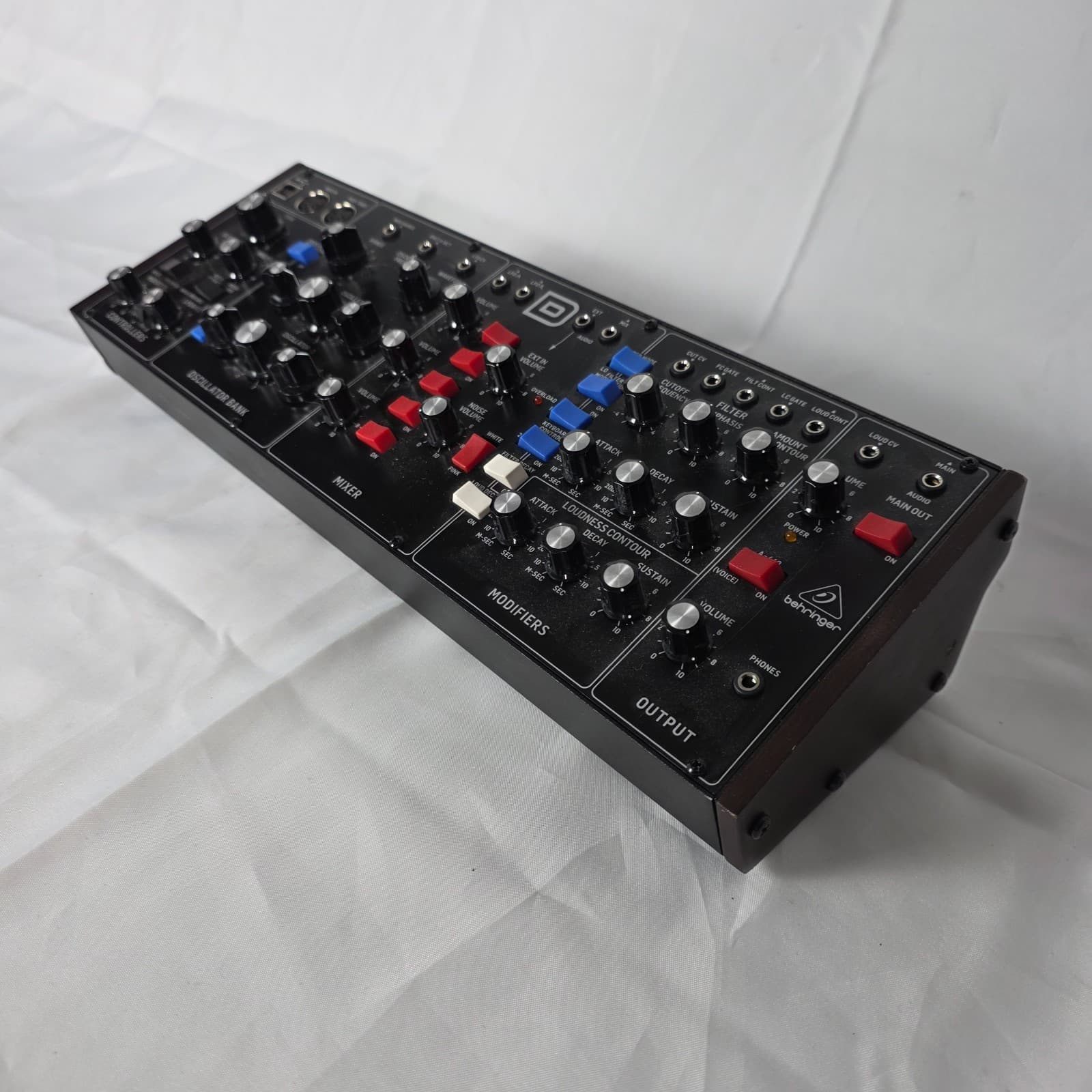 Behringer Model D Analog Desktop Synthesizer - 3-Oscillator Monophonic Synth - Thumbnail 9