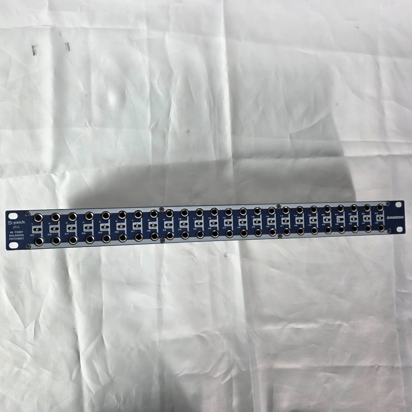 Samson S-Patch Plus 48-Point Balanced Audio Patch Bay with 1/4 Inch Phone Jacks - Thumbnail 2