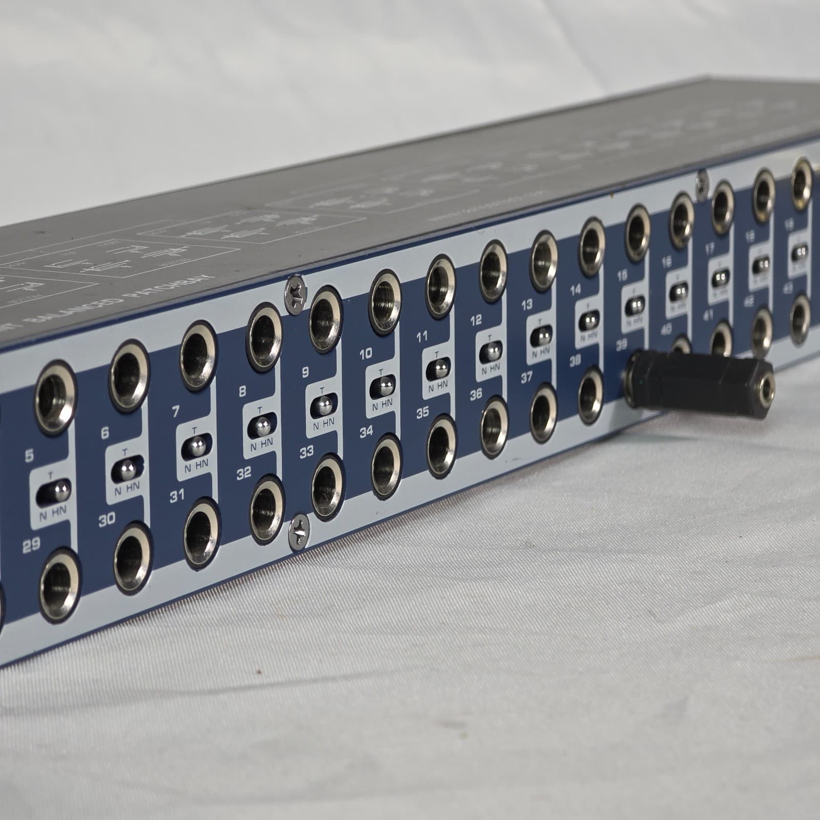 Samson S-Patch Plus 48-Point Balanced Audio Patchbay with 1/4 Inch Phone Jacks - Thumbnail 3