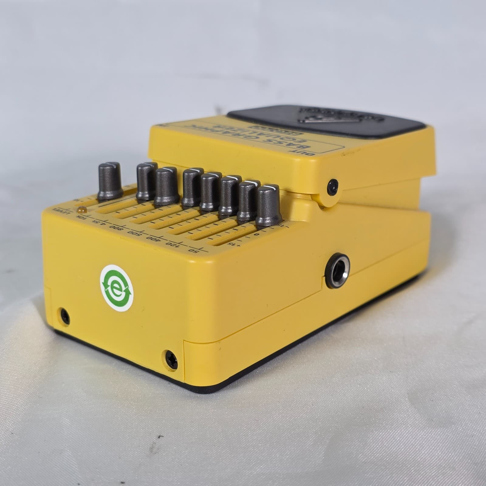 Behringer BEQ700 Bass Graphic Equalizer Pedal 7-Band EQ for Bass Guitar - Yellow - Thumbnail 6