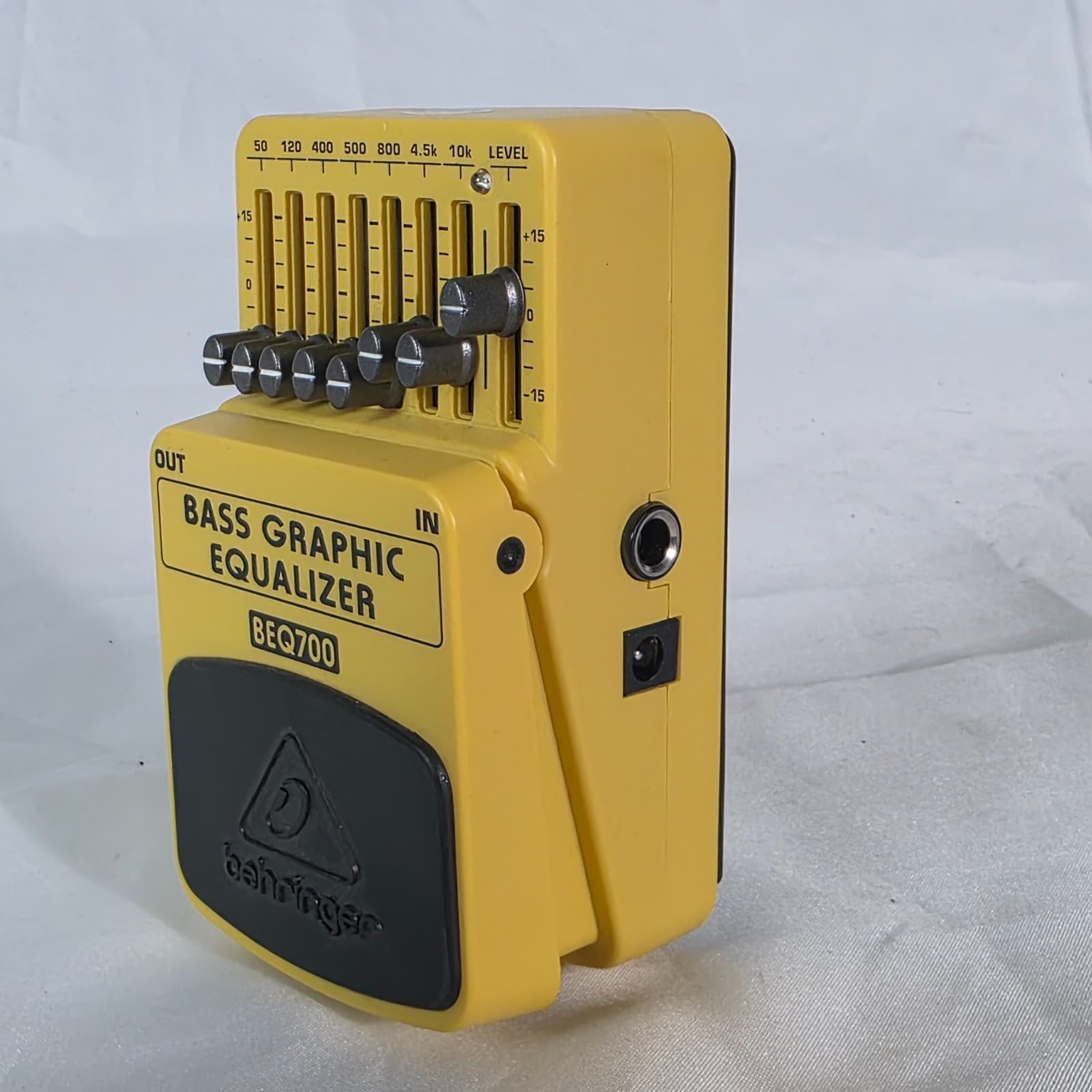 Behringer BEQ700 Bass Graphic Equalizer Pedal 7-Band EQ for Bass Guitar - Yellow - Thumbnail 4