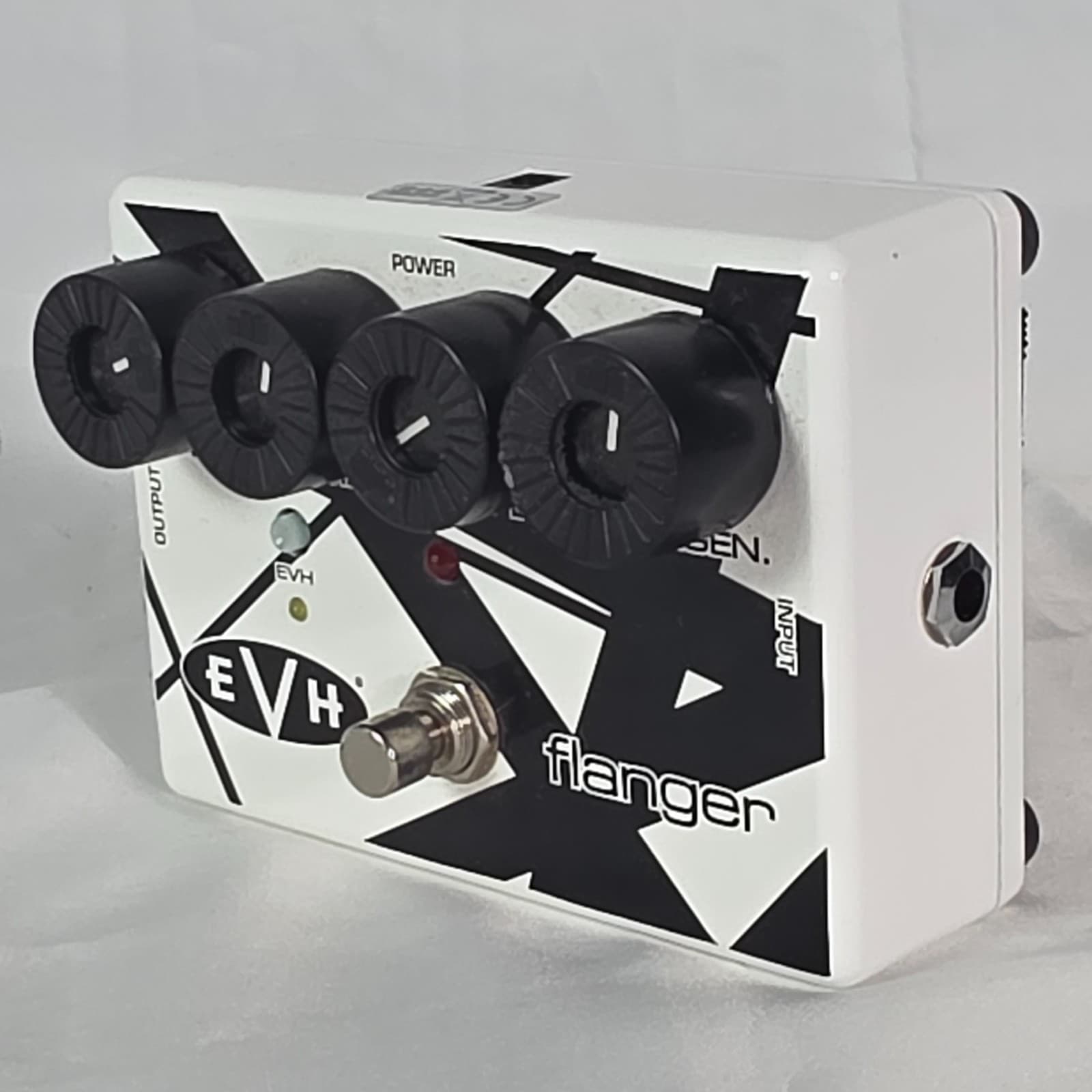 MXR EVH-117 Eddie Van Halen Signature Flanger Guitar Effects Pedal - White Black - Thumbnail 3