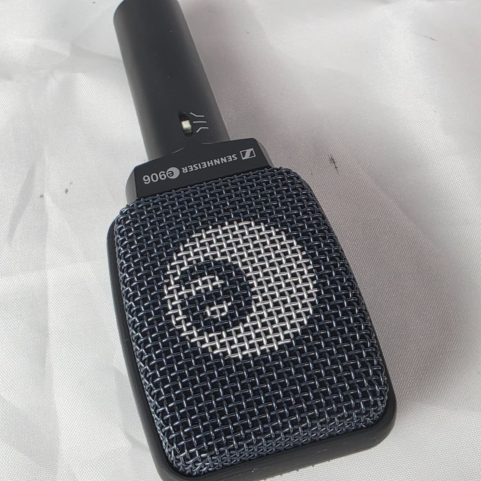 Sennheiser e906 Professional Dynamic Instrument Microphone for Guitar Amp Black - Thumbnail 6