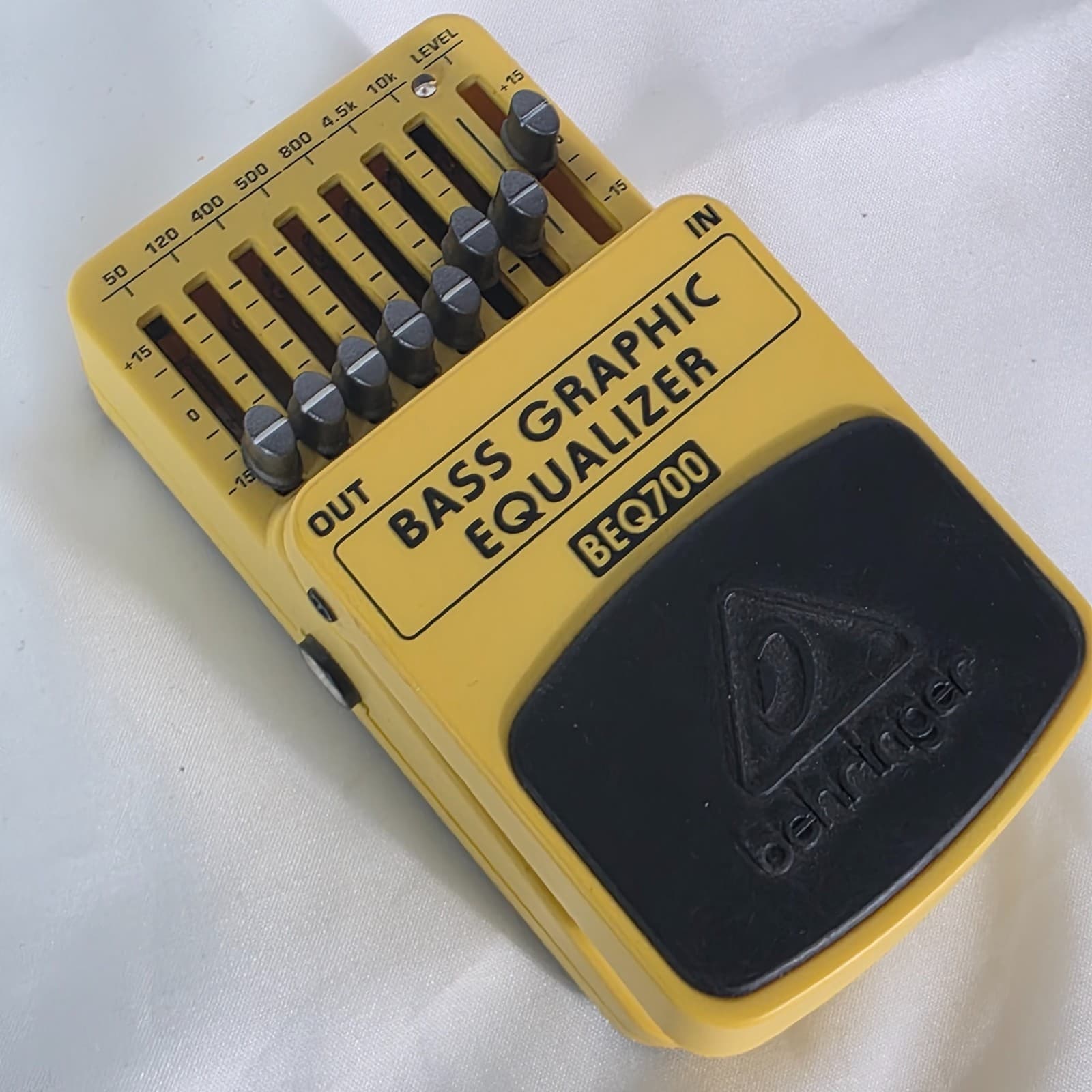 Behringer BEQ700 Bass Graphic Equalizer Pedal 7-Band EQ for Bass Guitar - Yellow - Thumbnail 8