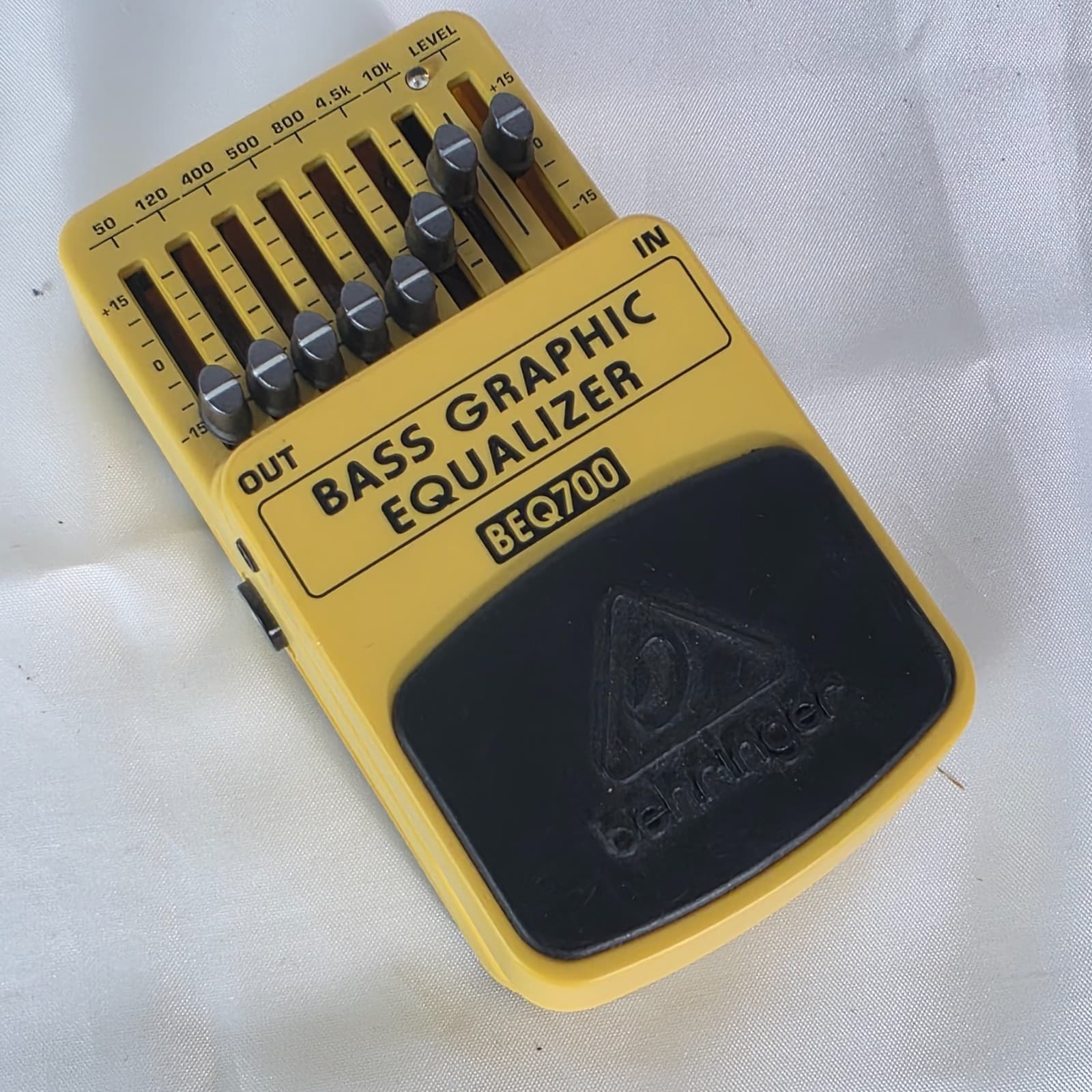 Behringer BEQ700 Bass Graphic Equalizer Pedal 7-Band EQ for Bass Guitar - Yellow - Thumbnail 2