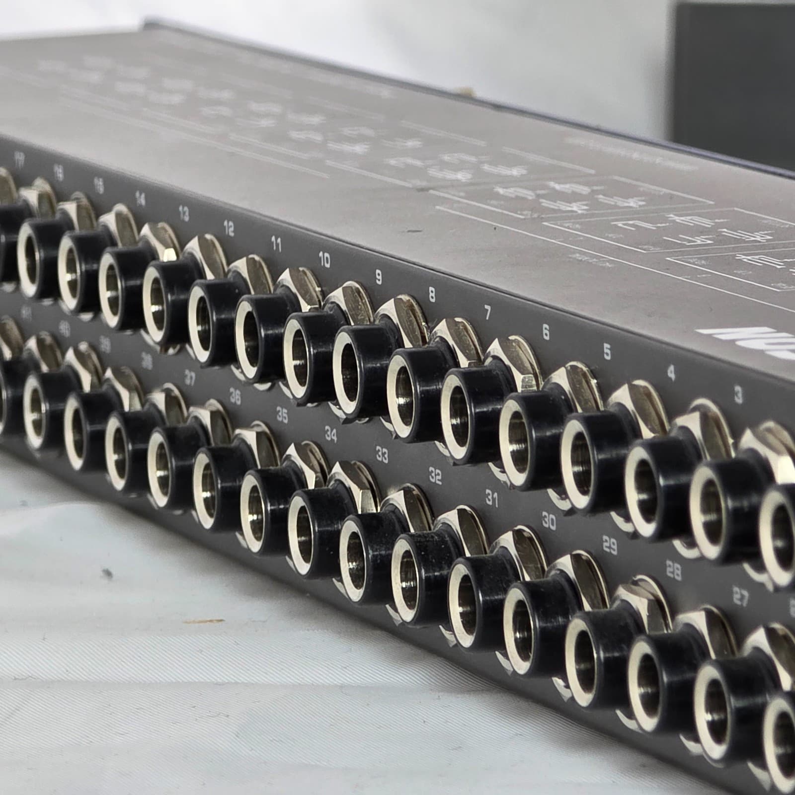 Samson S-Patch Plus 48-Point Balanced Audio Patchbay with 1/4 Inch Phone Jacks - Thumbnail 8