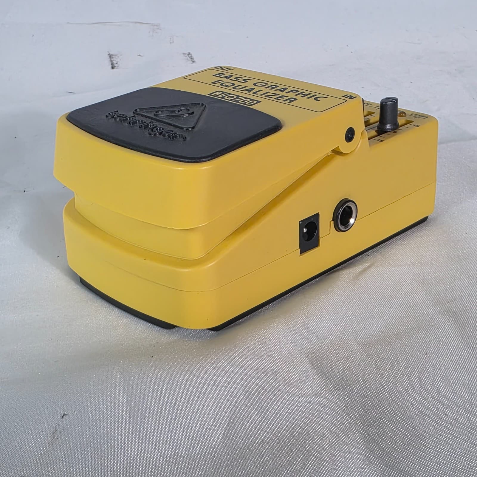 Behringer BEQ700 Bass Graphic Equalizer Pedal 7-Band EQ for Bass Guitar - Yellow - Thumbnail 5
