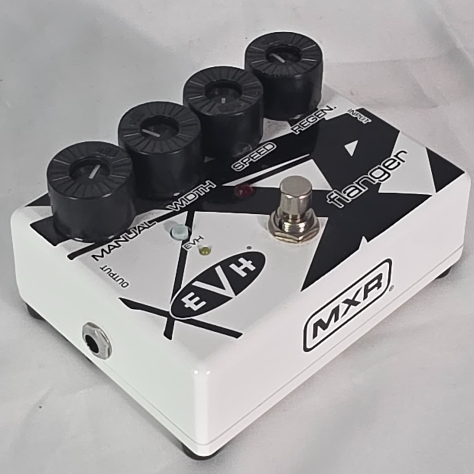 MXR EVH-117 Eddie Van Halen Signature Flanger Guitar Effects Pedal - White Black - Thumbnail 6