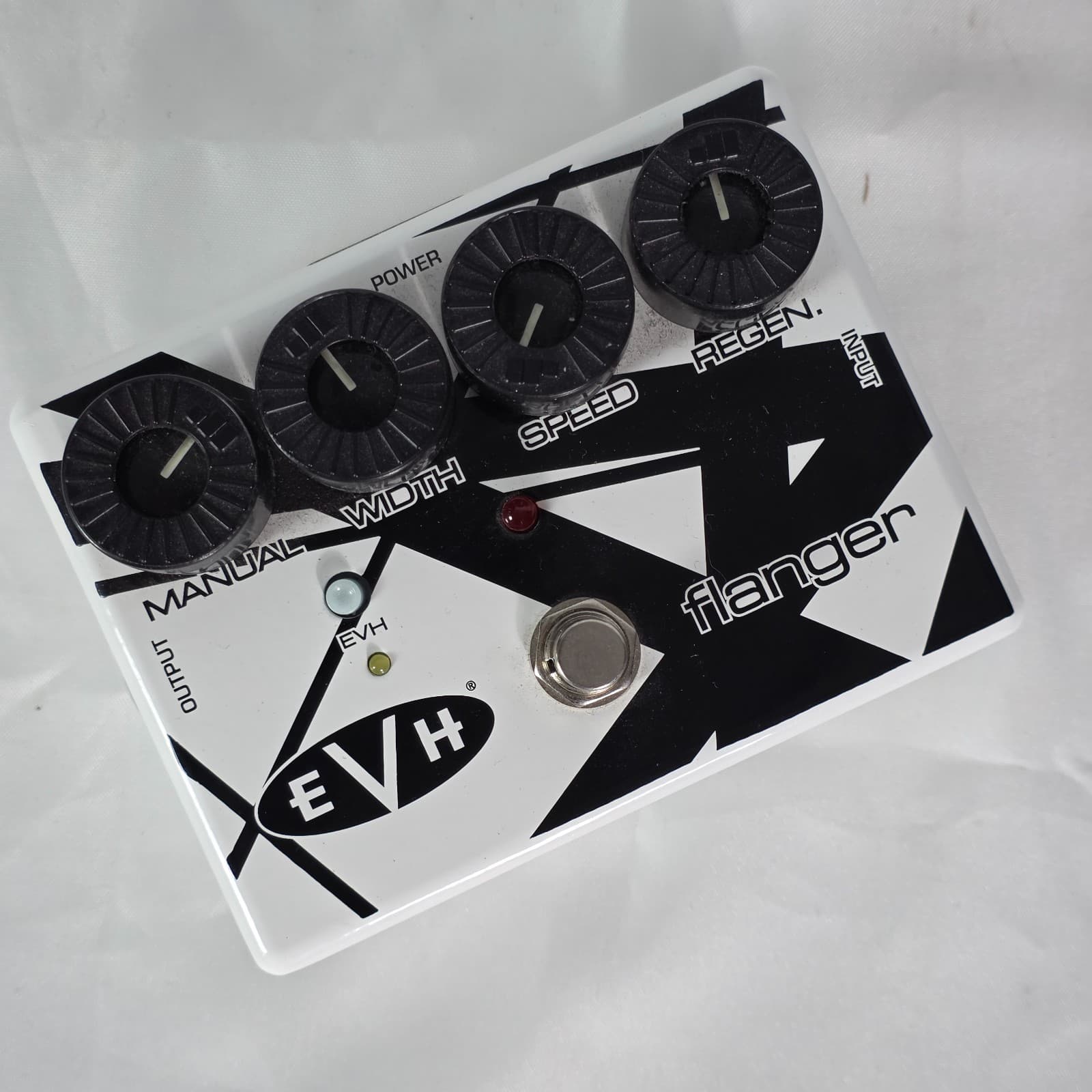 MXR EVH-117 Eddie Van Halen Signature Flanger Guitar Effects Pedal - White Black - Thumbnail 7