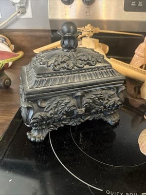 Nicely designed elegant Ornate trinket , jewelry , stash box - Image 1